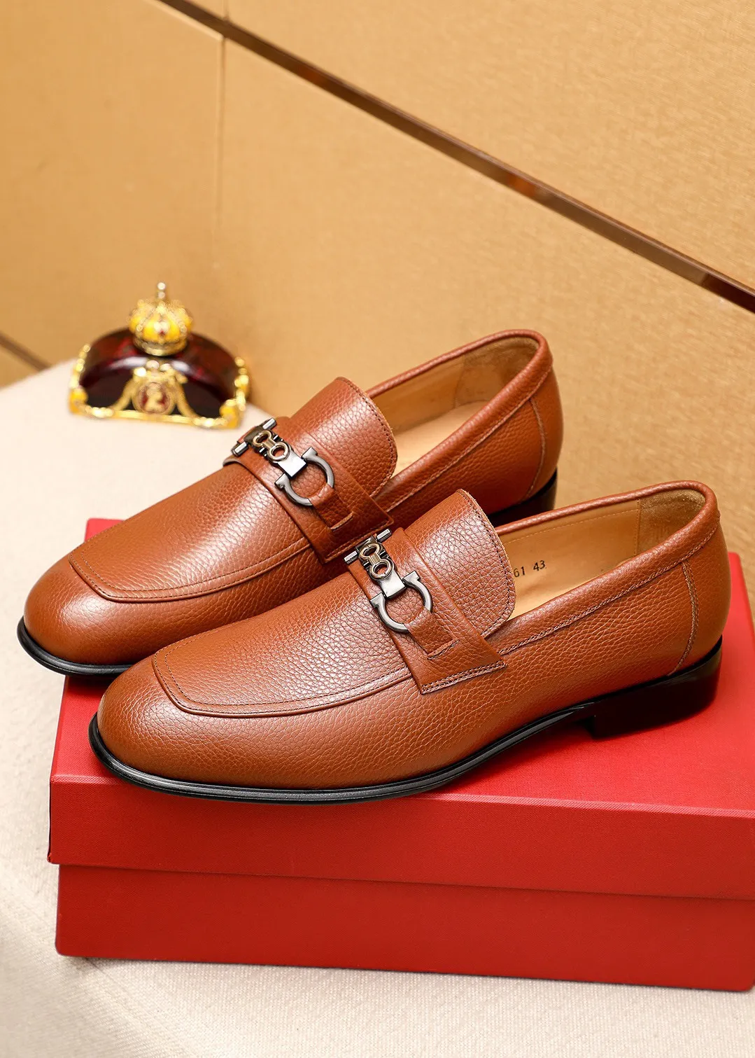 Men's shoes 💰462 💐 Product trademark: Ferragamo "Ferragamo" casual leather shoes Regular size: 38-44 (45.46.47🉑️Customized) Product materials: Selected imported pebbled cowhide upper + classic hardware buckle, imported water-dyed cow leather lining. Strong three-dimensional visual effect, original outsole color: 2 colors available